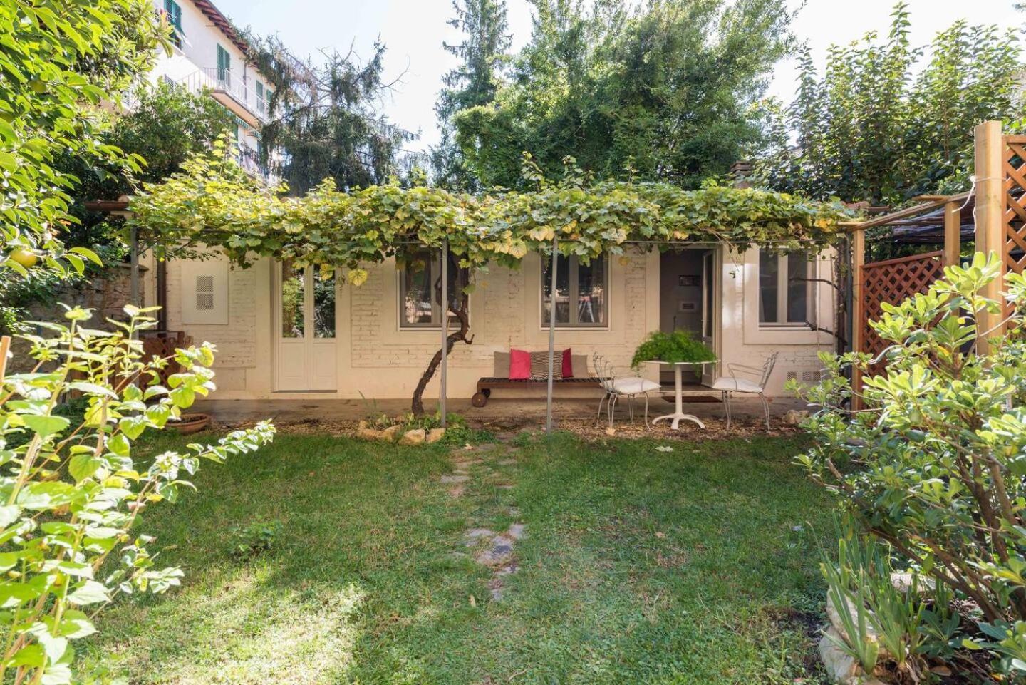 Boutique Apartment With Private Rooms And Garden Oasis Флоренція Екстер'єр фото